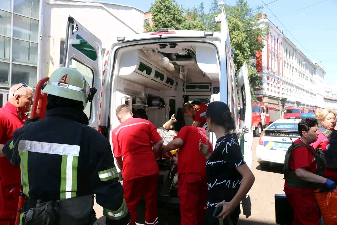 Спасены два человека и домашние любимцы после ракетного удара в центре Харькова